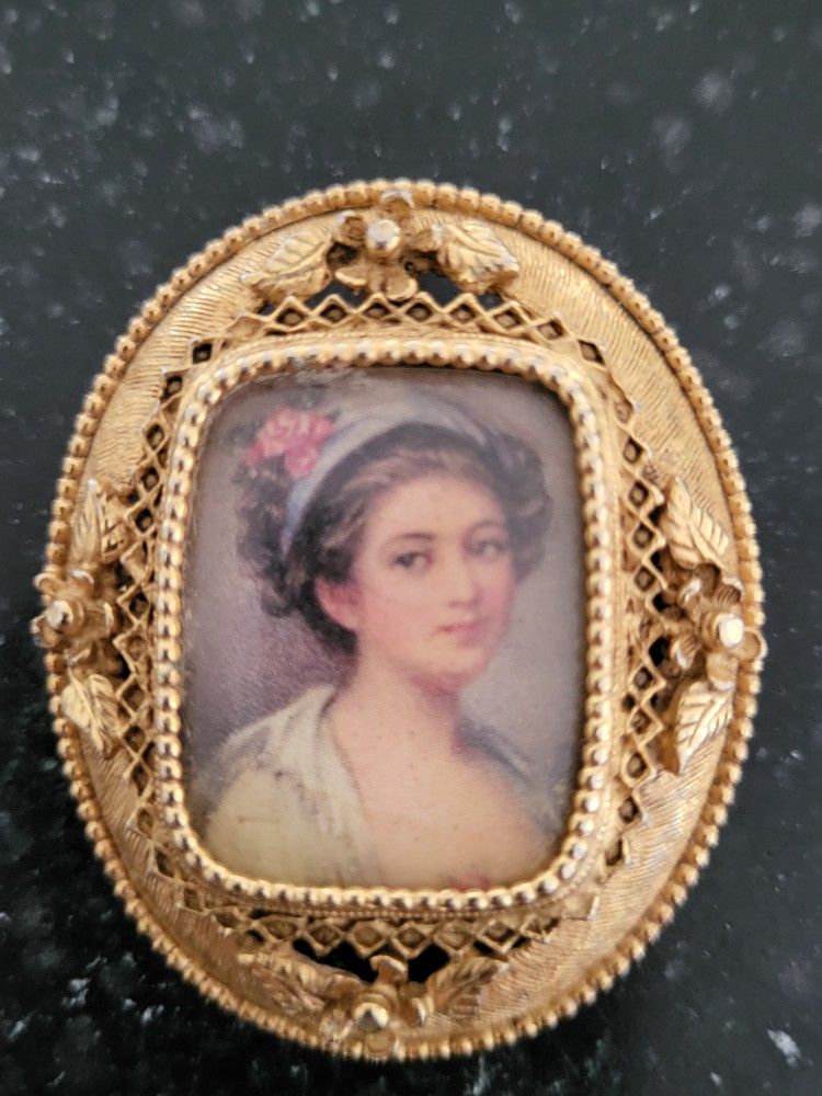 Large Gold Plated Antique Cameo Pendant/Brooch