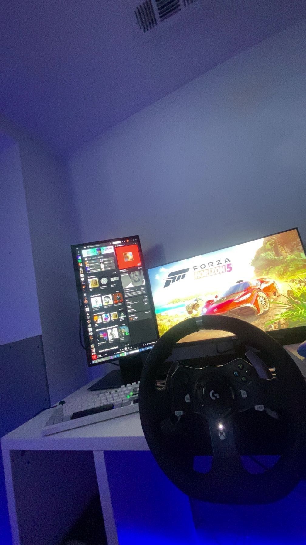 G920 Weal Comes With Pedals And Everything Missing One Cable Only 