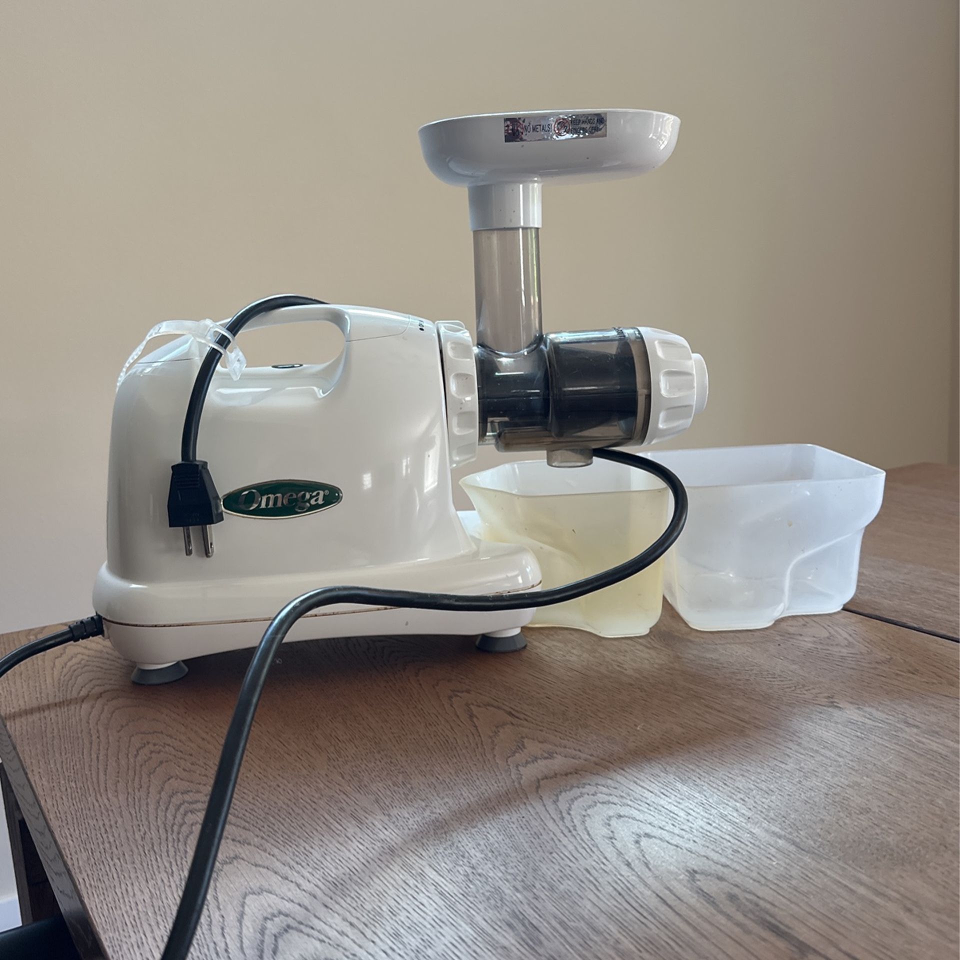 Omega J8004 juicer, White