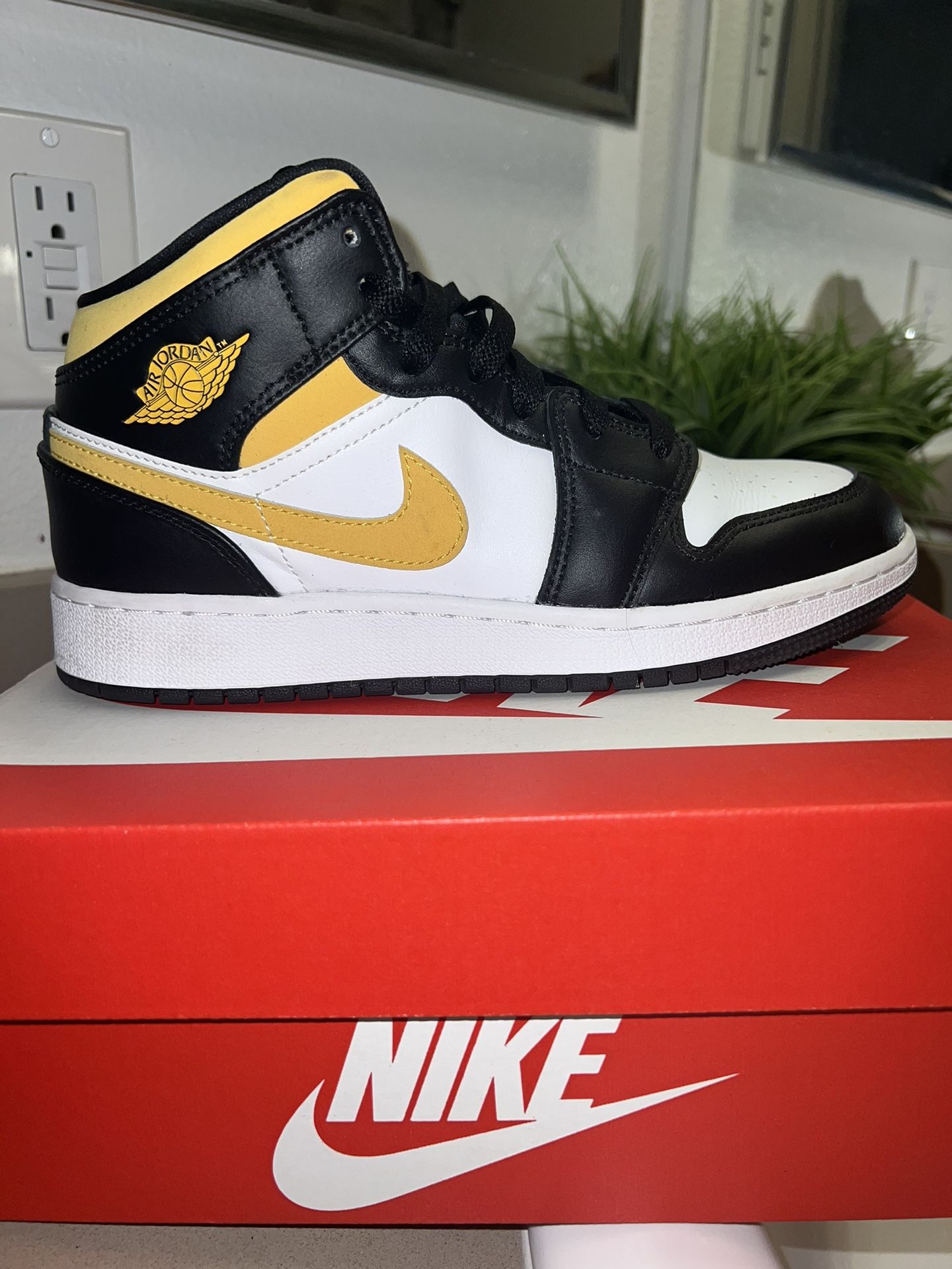 Air Jordan Mid Black University Gold Air Jordan Mid Black