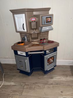 Play kitchen