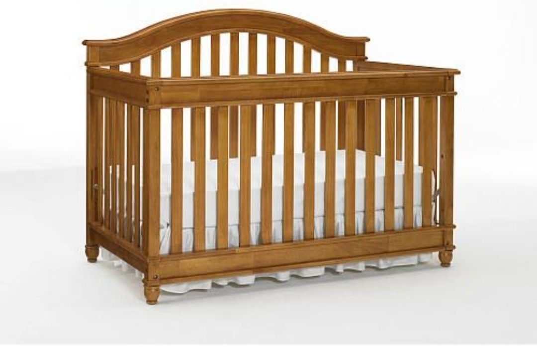 Europa Baby Palisades Crib in excellent condition