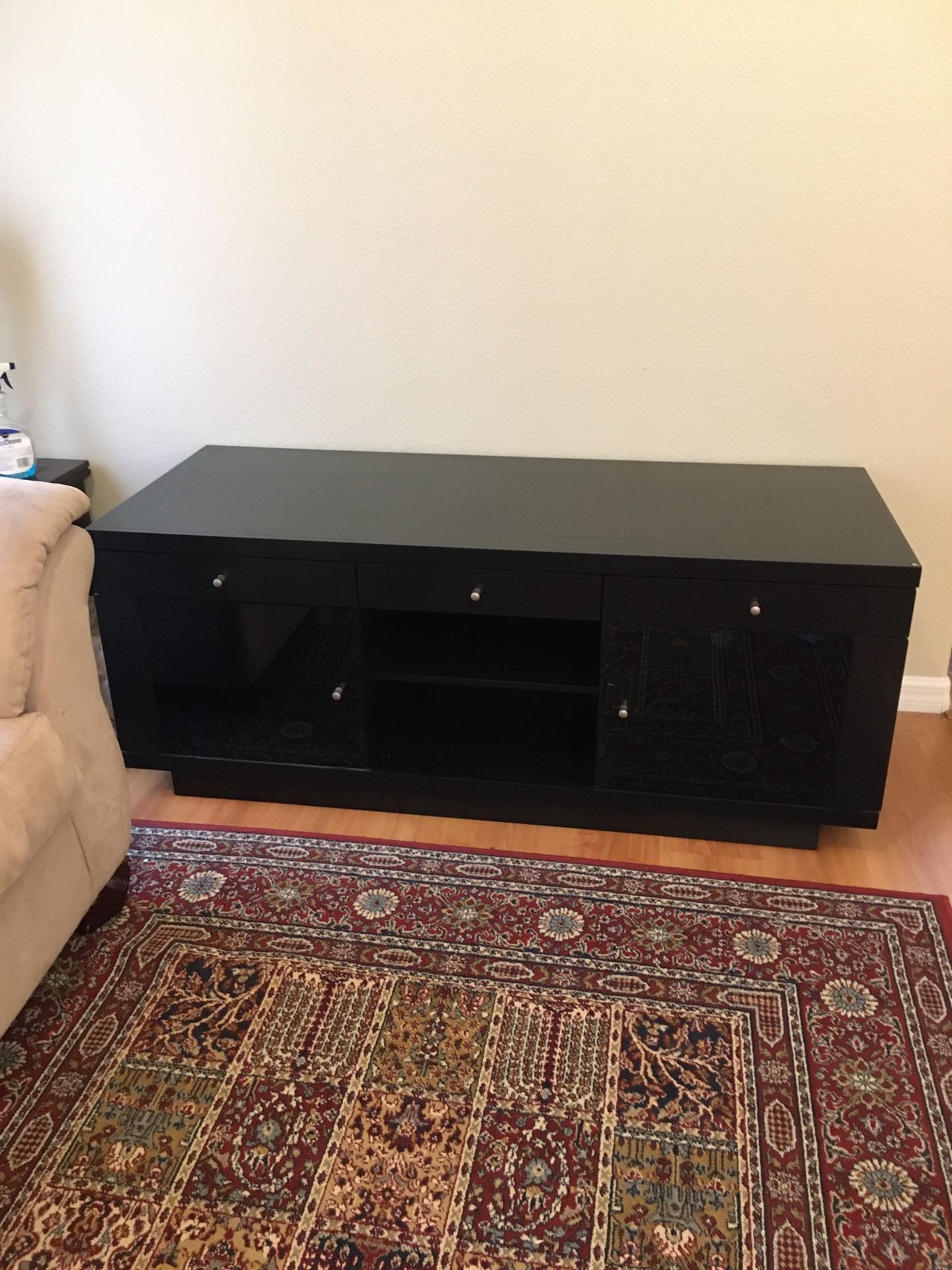 Tv stand hold up 65” tv