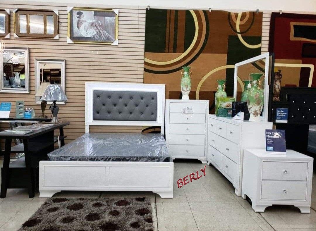 Lyssa Led Frost Panel Bedroom Set (Q/K)

💫Bed Frame, Dresser, Mirror, Nightstand,Chest💫

💥💥DISCOUNT DAYS💥💥
