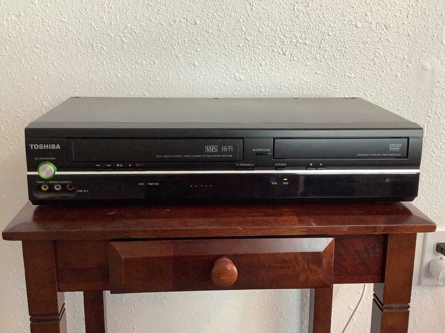 Toshiba VHS/DVD Player Combo With Remote And Cables