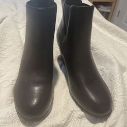 NWOT Versona Size 10 Brown Pull On Ankle Boots