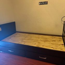 2 Twin  Beds With An Extra Pull Out Drawer