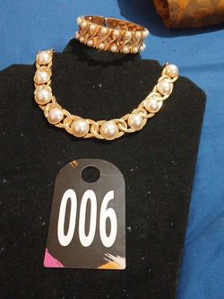 006 $16  Gold and pearl necklace