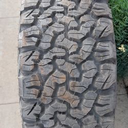 1) BFG LT275/65R18 All Terrain Bf Goodrich Tire Like New 