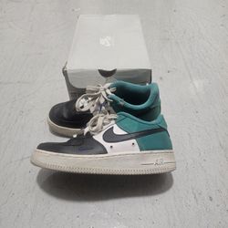 Nike
Air Force 1 LV8 GS...Size 4