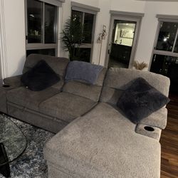 Gray Pullout Sectional Sofa with Chaise – Modern & Comfortable