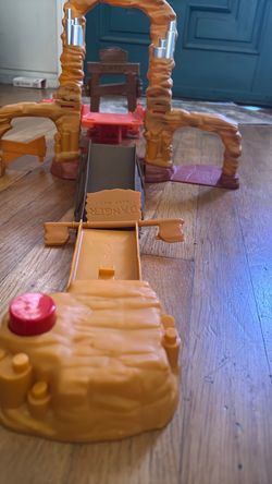 Cars tailgate caverns