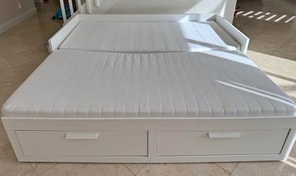 Twin xl and turns into a queen bed