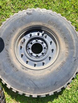 35x12.50 R16.5 Mud Tires With Rims.