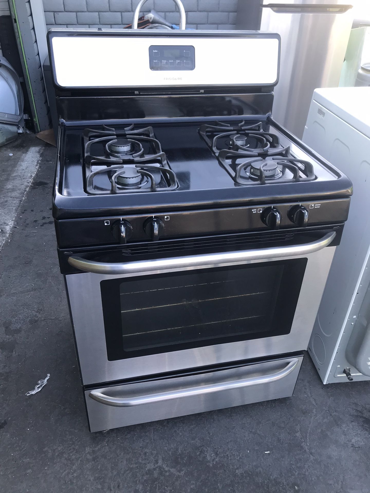 FRIGIDAIRE 4 BURNER GAS STOVE