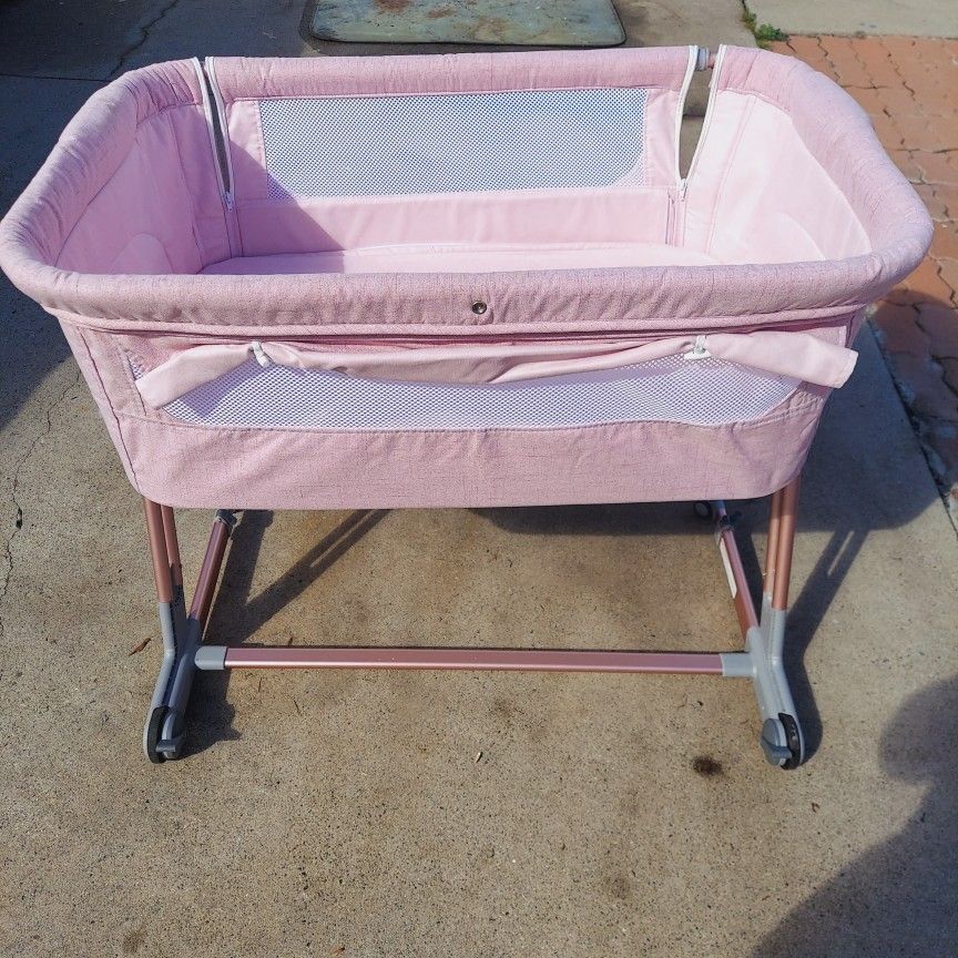 Unilove Hug Me Plus in Bedside Sleeper and Portable Bassinet