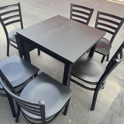 small table and 6 chairs good 29”x29”Ext.41”/Comedor pequeño con 6 sillas y extensión