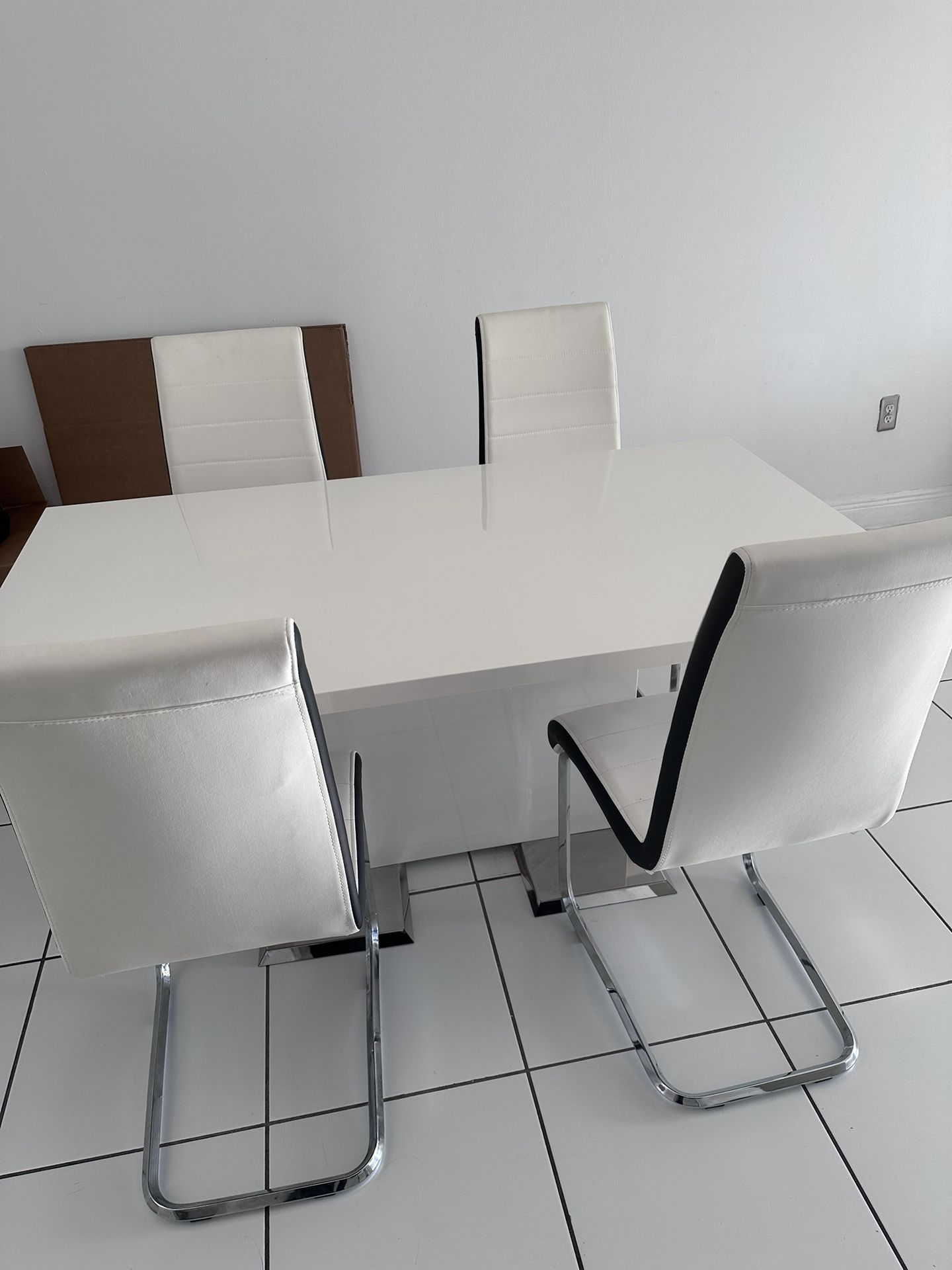 White Dining Table with 4 chairs