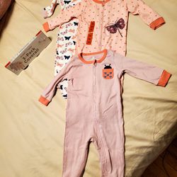 Koala Baby 3-piece Sleep & Play Set Sizes: 9M Colors:  Pink (butterfly)

Features:
Three Sleep and Play Coveralls
Zipper Closure Down Front
Zipper Cov