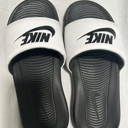Nike slides size 7