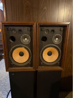 AKAI  SW-155 speakers