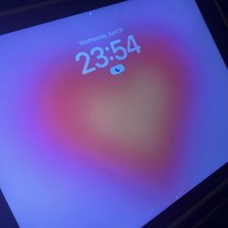 iPad 5th Gen Turns On No Scratches I Take Cash app Don’t Buy From Here! + Comes With Case!!