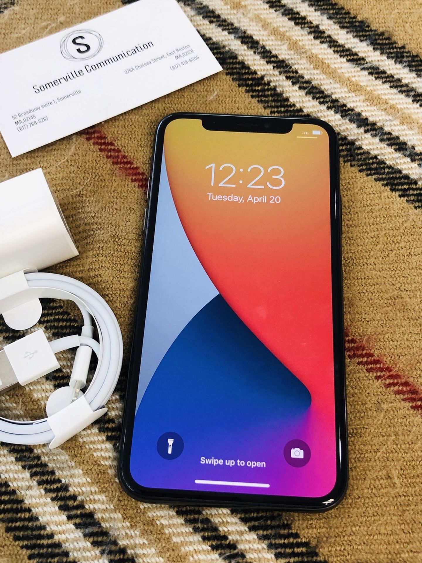 Factory unlocked iPhone x 64 gb, excellent conditions store warranty