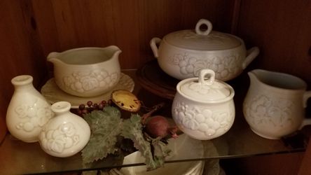 Metlox Poppytrail Antiq Grape Dishes & Access.