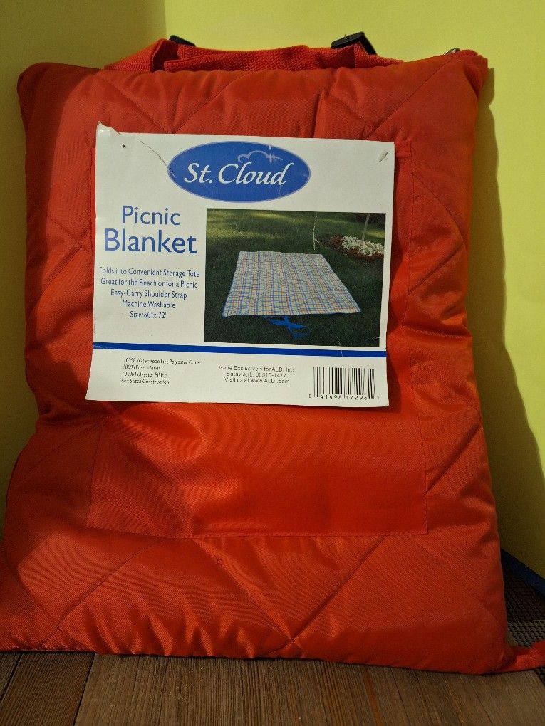https://offerup.com/redirect/?o=U3QuQ2xvdWQ= Picnic Blanket Size 60"×72"-$25.00