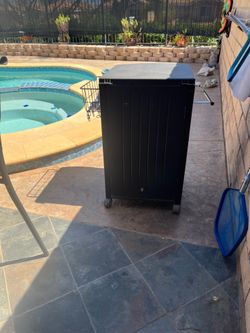 Suncast outdoor cooler   Extra large capacity with wheels/break
