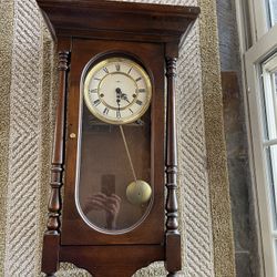 Antique Howard Miller Clock In Good Condition