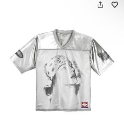Billie Eilish : oversized white jersey 