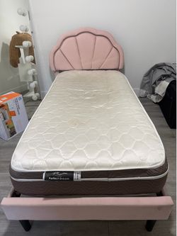🌸 Twin Bed Frame + Mattress – Gently Used 🌸