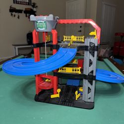 Car track toy with elevator