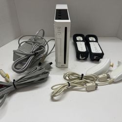 Nintendo Wii Bundle RVL-001 White w/ 2 Wiimotes & 2 Nunchucks - GameCube Comp.