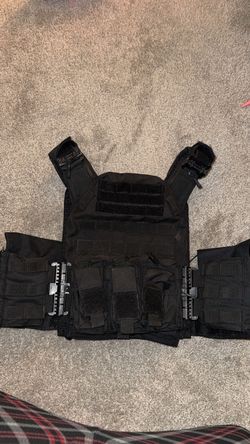 Black mole vest medium with plates