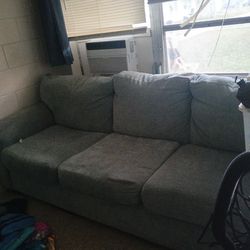 Blue couch an loveseat good condition...hardly used  20$