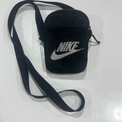 Nike Heritage Small Crossbody Bag in blac
