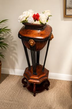 ✨ Elegant Wooden Plant Stand / Decorative Accent Table – Excellent Con