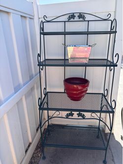 Vintage Gardening Potters Rack. Darling for your she shed, greenhouse etc. Located in Murray cash/Venmo. Fcfs or hold with Venmo