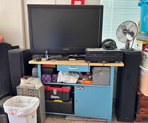 *****42" Dynex TV, Yamaha Receiver, and 2 Technics floor speakers*****