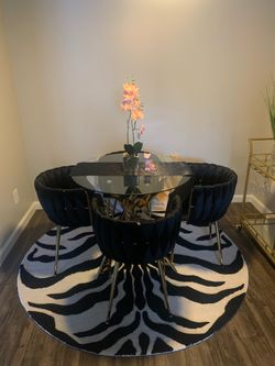 Chic Dining Set - Excellent Condition!