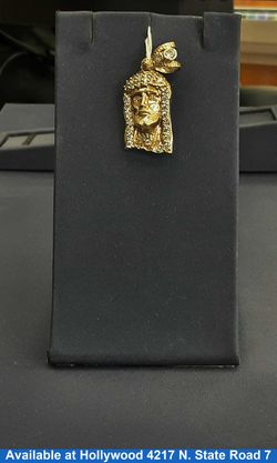 Religious Pendant - Yellow Gold 10k (.417) 3.5 grams