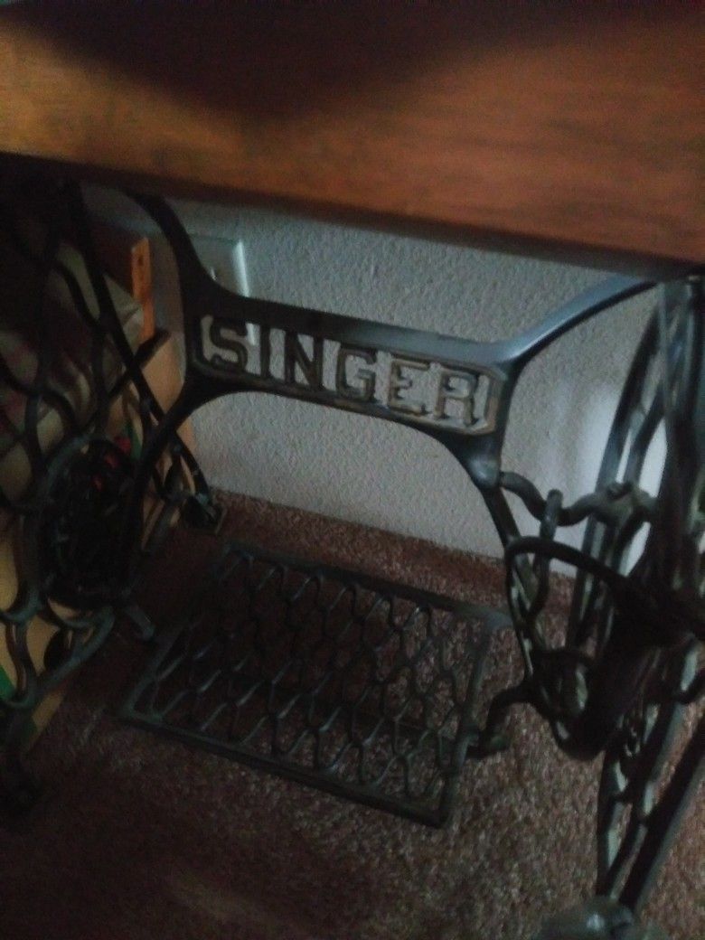 Excellent Shape Singer Sewing Treadle