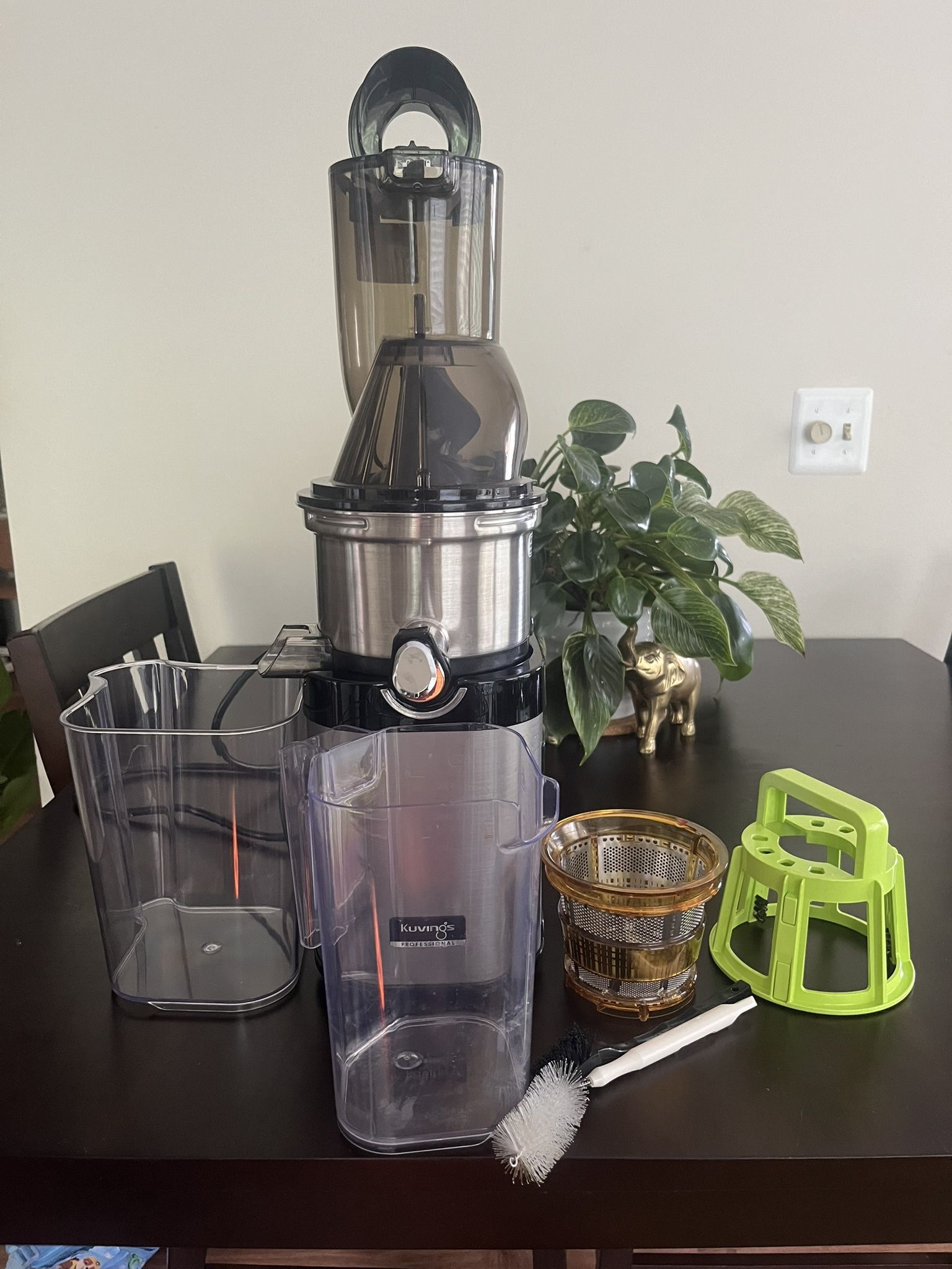 Kuvings Whole Slow Juicer Master Chef CS700 (Commercial Juicer For Business)