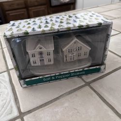Salt and pepper shaker set