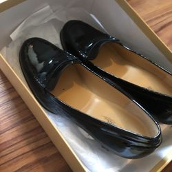 New in box Michael Kors leather heeled loafer dress shoes
