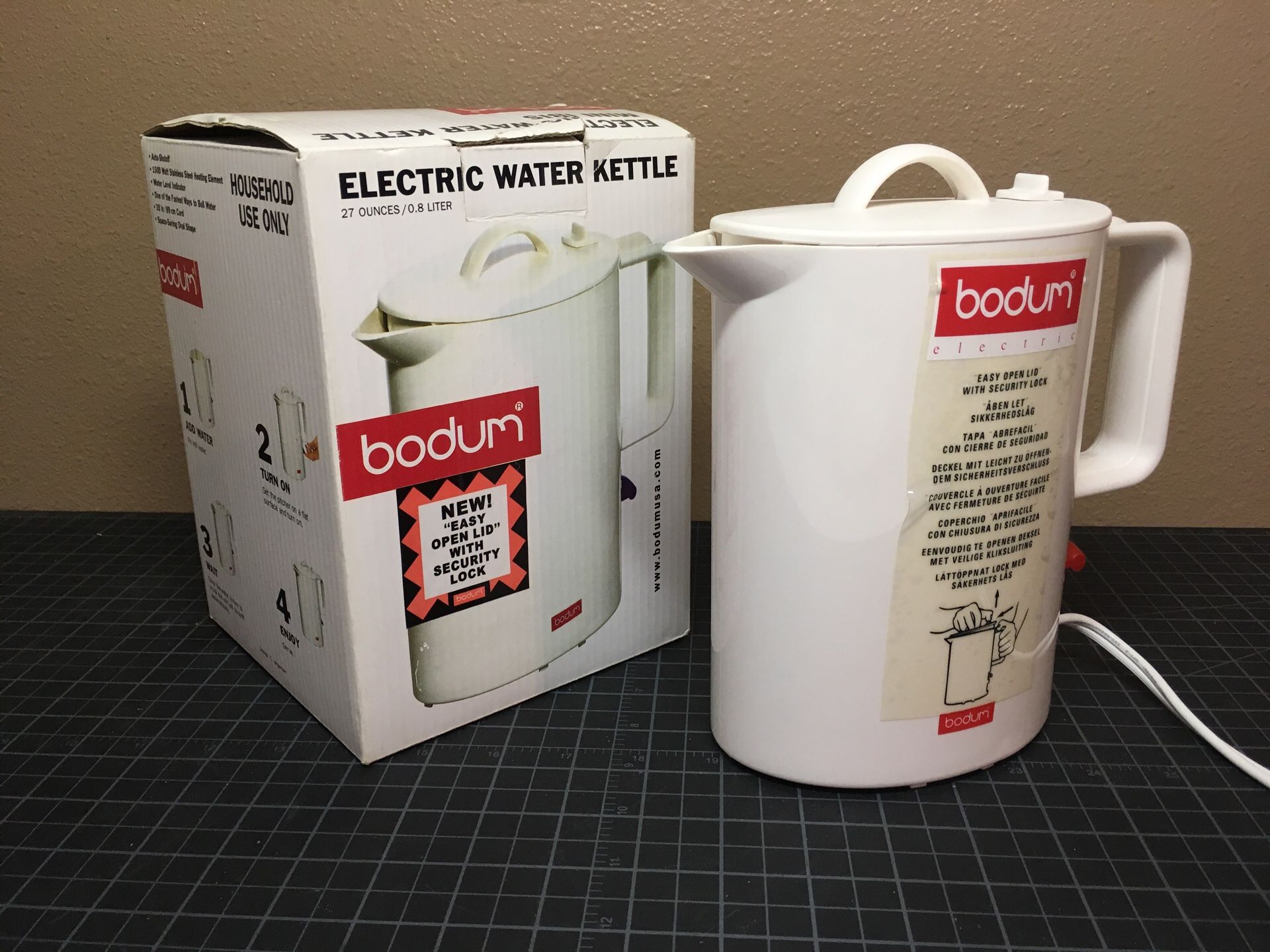 Bodum BISTRO Water Kettle Electric Mini Ibis White 27 Ounce 0.8 Liter