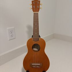 Mitchell MU40 Soprano Ukulele Deluxe Package Natural with free Guitar Fingertip Protectors and celluloid guitar picks