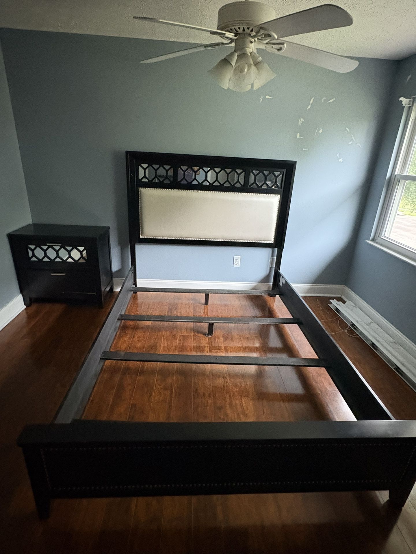 Very Good Condition!!! Queen Bedroom 5 Pieces